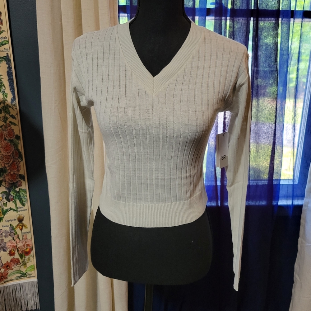 Bp light v-neck sweater. Sz small. NWT